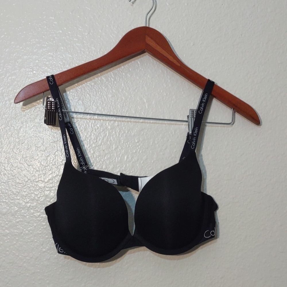 SLIGHTLY USED CALVIN KLEIN 36C BRA BLACK AND WHITE